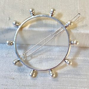 ⚪️Silver Circle & Pearl Barrette⚪️